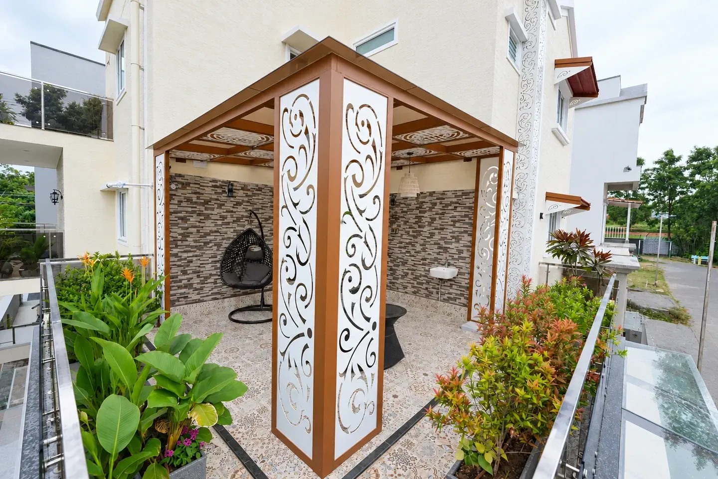 Exterior view of the terrace pergola with white patterned panels and a glass balustrade