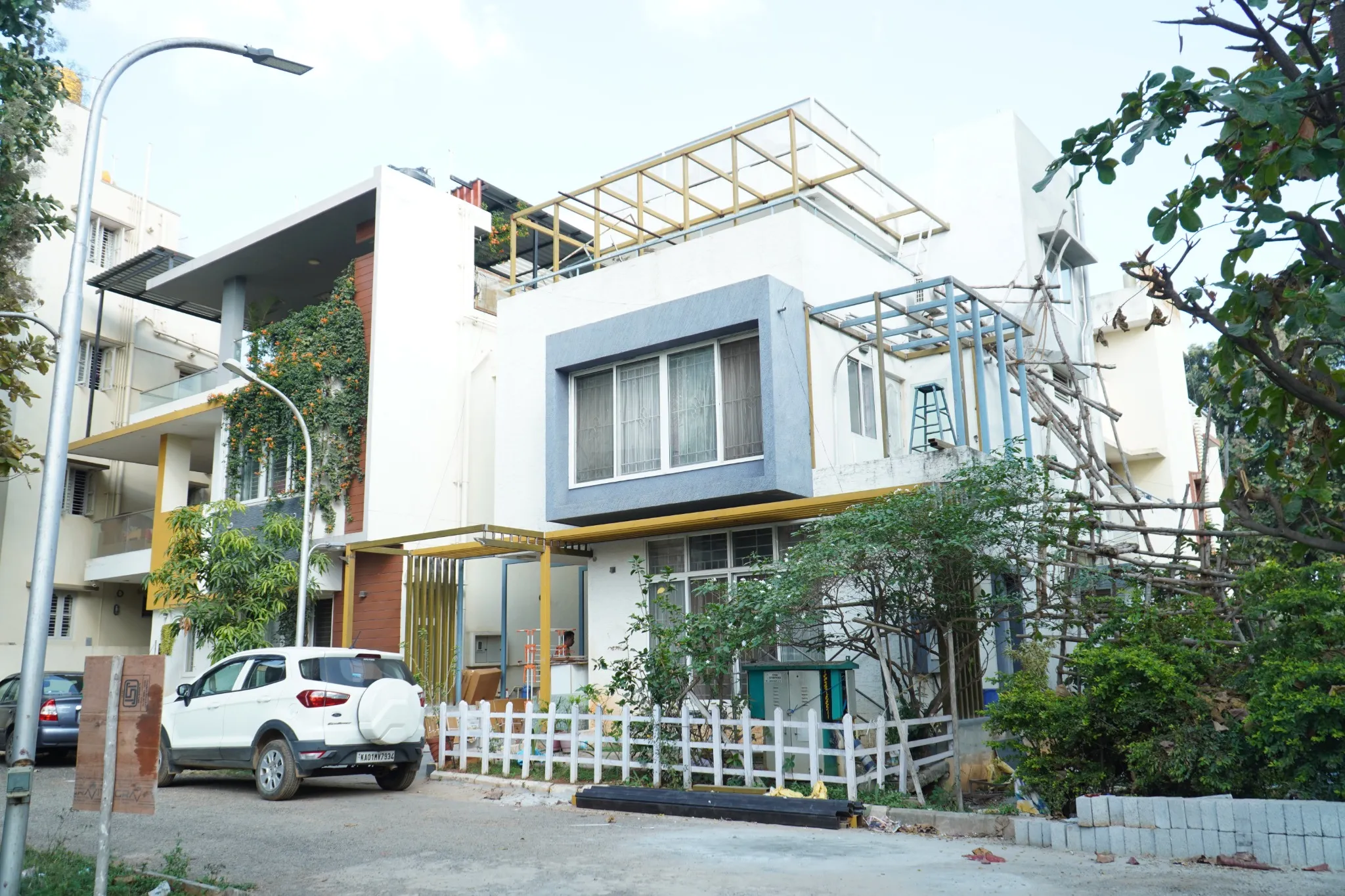 Residential steel fabrication and rooftop pergola framework during construction