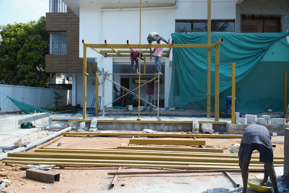 Posts and beams are installed beside the house.